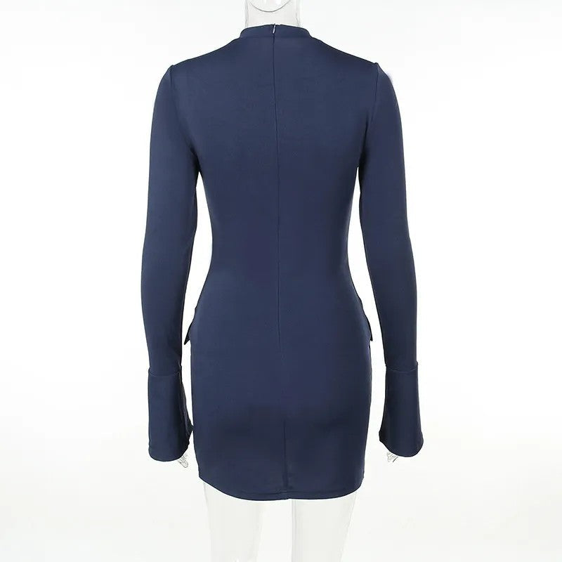 Abito corto blu scuro a maniche lunghe, visto da dietro, su manichino trasparente. Design elegante e moderno, ideale per moda autunnale.