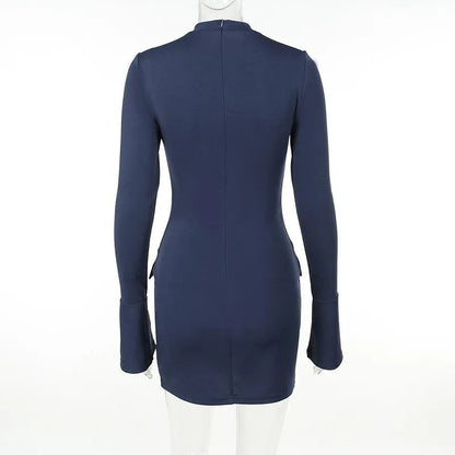 Abito corto blu scuro a maniche lunghe, visto da dietro, su manichino trasparente. Design elegante e moderno, ideale per moda autunnale.