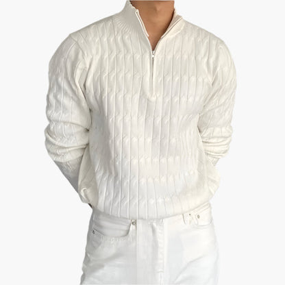 Maglione bianco a collo alto con zip, motivo a trecce, indossato da una persona. Stile elegante, moda uomo, abbigliamento invernale.