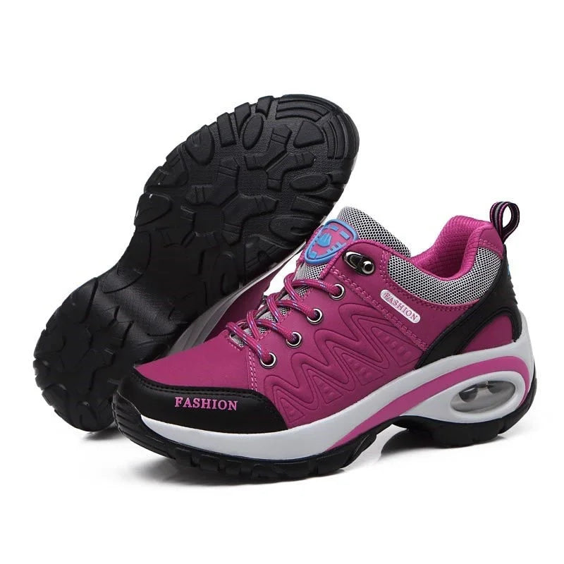 Scarpe da ginnastica rosa e nere con suola antiscivolo, design sportivo, dettagli in mesh traspirante, ideali per attività all'aperto e fitness.