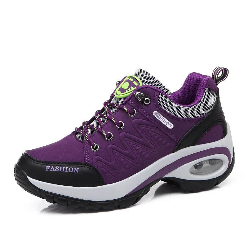 Scarpa da ginnastica viola e nera con suola ammortizzata, dettagli in mesh traspirante e logo "Fashion". Design sportivo e moderno.