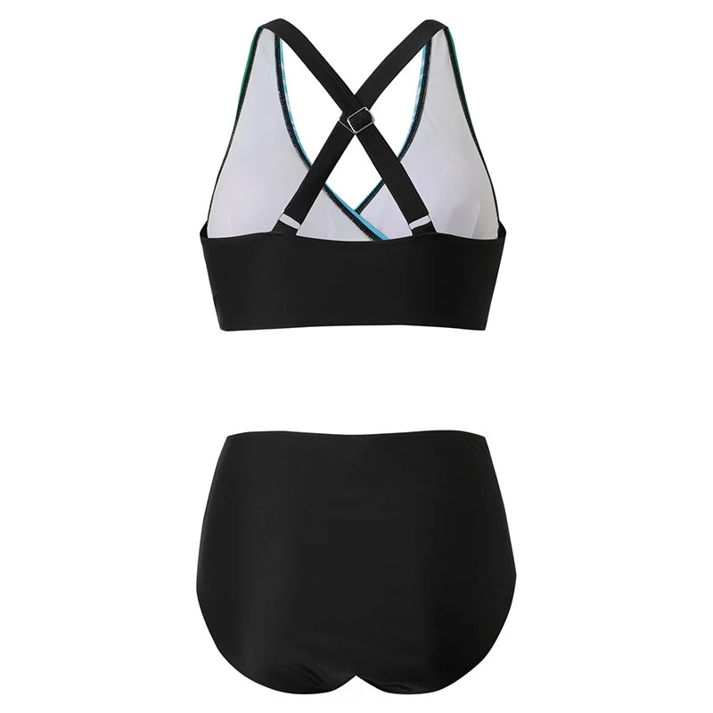 Costume da bagno donna nero, due pezzi, con reggiseno incrociato sulla schiena e slip a vita alta. Design elegante e moderno per l'estate.