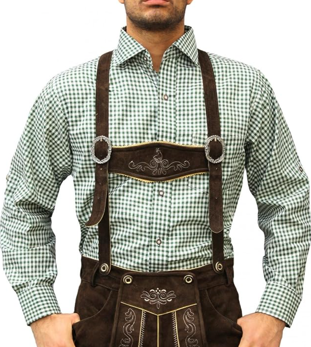 Uomo in abbigliamento tradizionale bavarese, camicia a quadri verde e pantaloni in pelle con bretelle ricamate. Oktoberfest, moda tedesca.