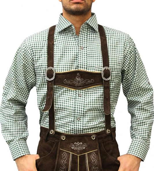 Uomo in abbigliamento tradizionale bavarese, camicia a quadri verde e pantaloni in pelle con bretelle ricamate. Oktoberfest, moda tedesca.