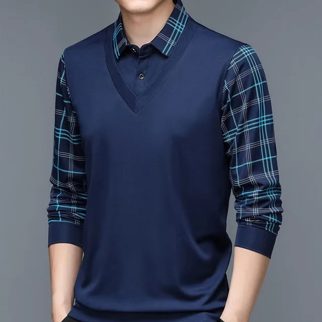 Maglione uomo blu con maniche a quadri, scollo a V, camicia integrata. Moda maschile elegante, abbigliamento casual autunnale.