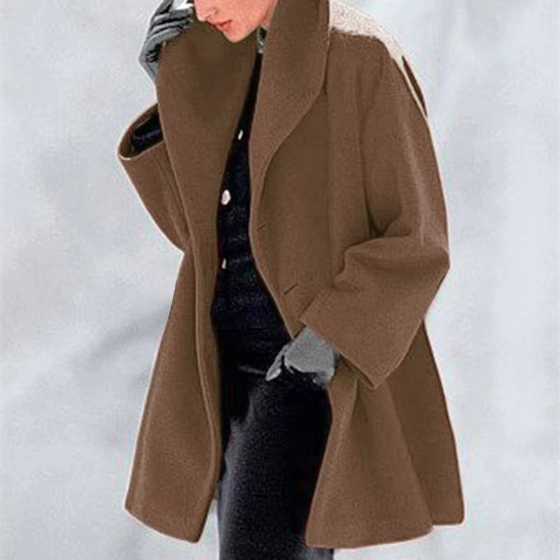 Cappotto marrone elegante, donna con guanti grigi e abbigliamento nero. Moda invernale, stile sofisticato, abbigliamento femminile di tendenza.