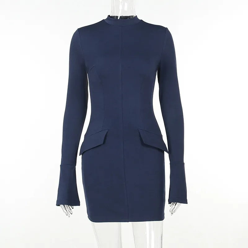 Abito blu scuro a maniche lunghe, design elegante e aderente, con dettagli a pieghe sui fianchi. Perfetto per moda donna e abbigliamento formale.