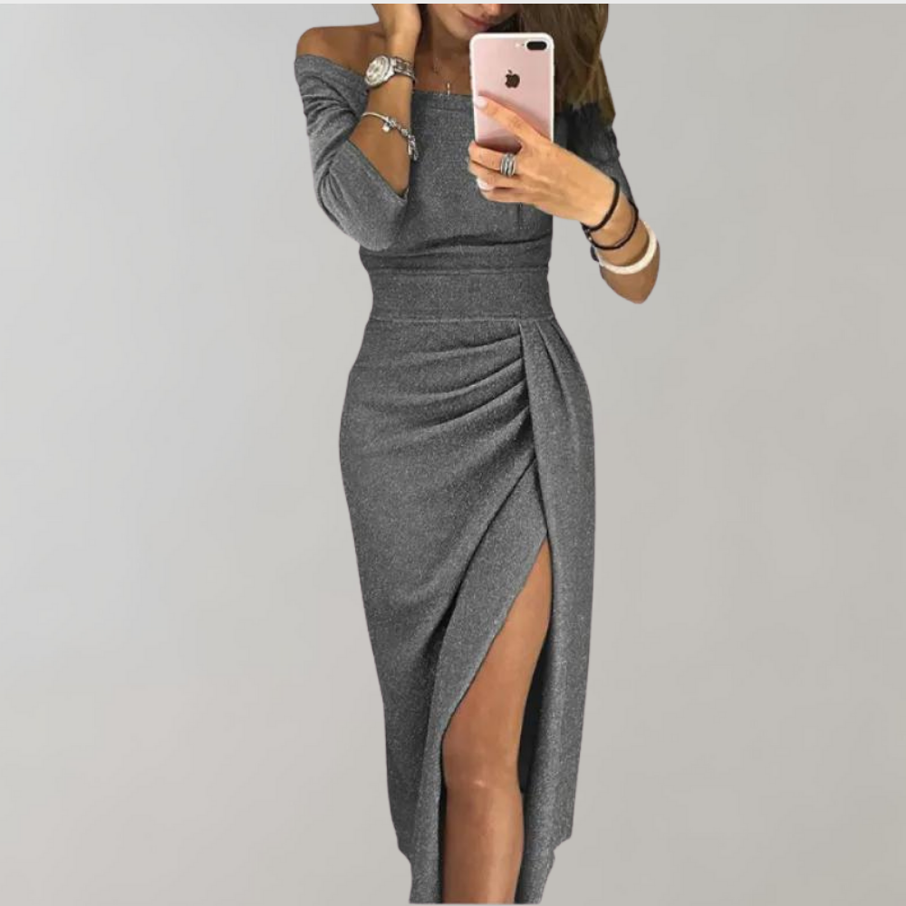 Donna in abito grigio elegante con spacco laterale, scatta selfie. Moda femminile, abbigliamento da sera, stile glamour.