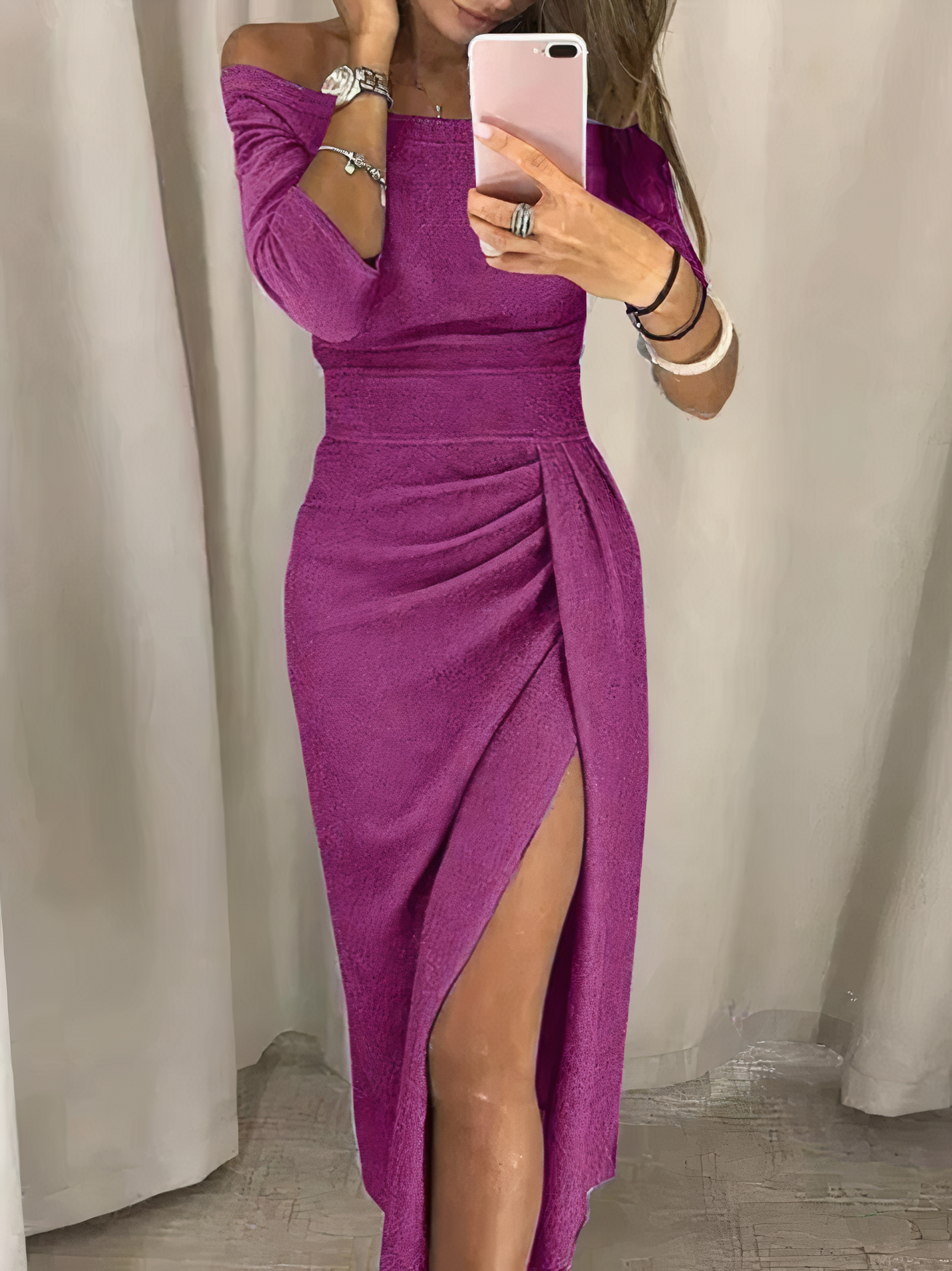 Donna in abito viola elegante con spacco laterale, scatta selfie allo specchio. Moda femminile, abbigliamento da sera, stile glamour.