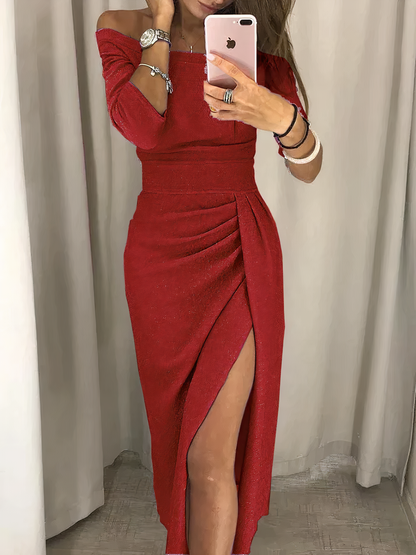 Donna in abito rosso elegante con spacco, scatta selfie allo specchio. Moda femminile, abbigliamento da sera, stile glamour.