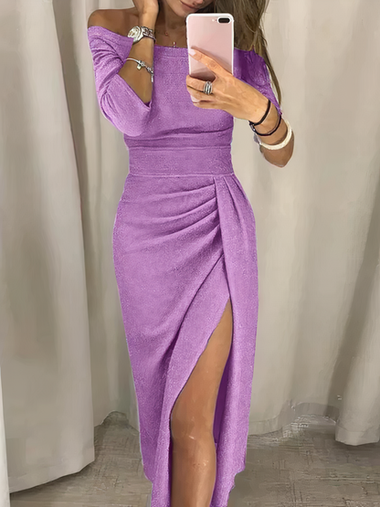 Donna in abito lungo viola con spacco, scollo a barca e maniche a tre quarti, scatta selfie allo specchio. Moda elegante, abbigliamento da sera.