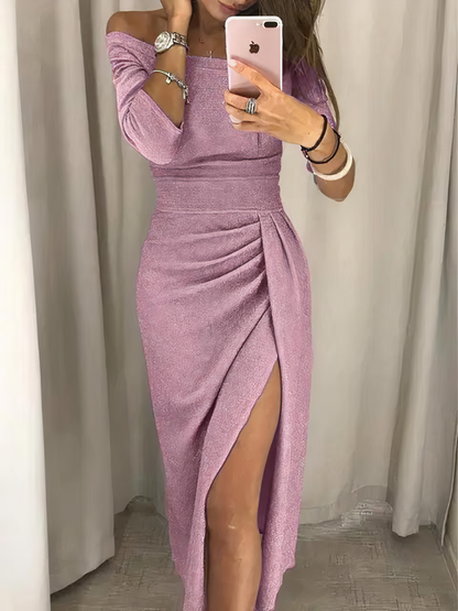 Donna in abito lungo rosa con spacco, scollo a barca, e maniche a tre quarti, scatta selfie allo specchio. Elegante moda femminile.