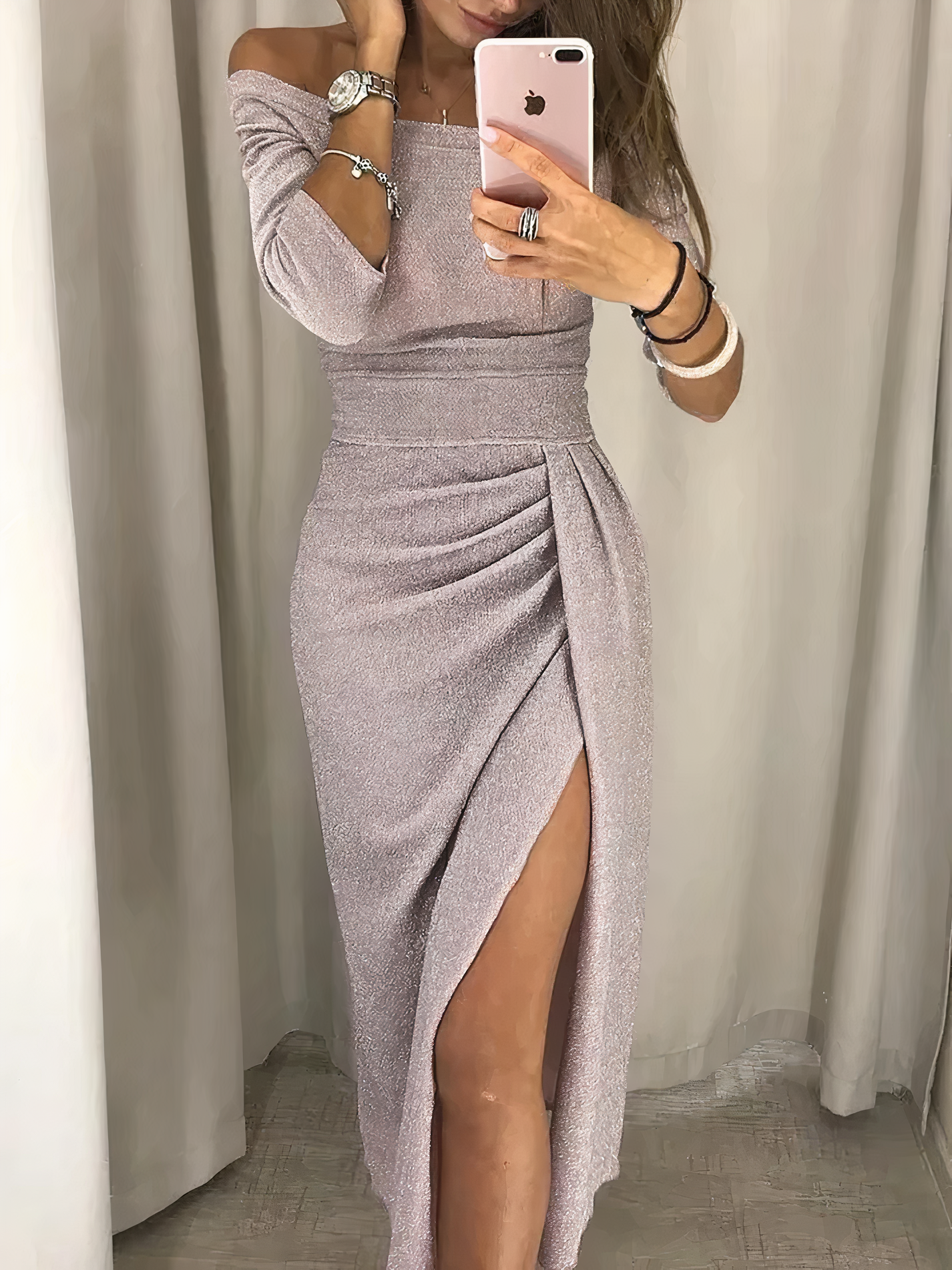 Donna in abito elegante rosa con spacco laterale, orologio e smartphone rosa. Moda femminile, abbigliamento da sera, stile glamour.