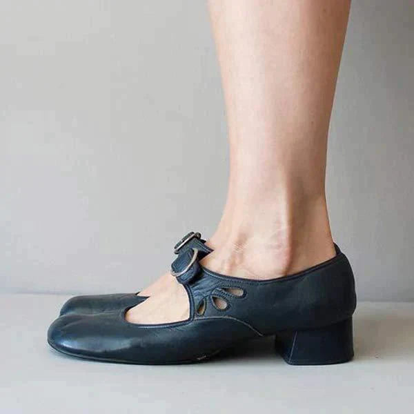 Scarpe da donna nere con tacco basso e cinturino, design elegante e comodo, ideali per abbigliamento casual o formale.