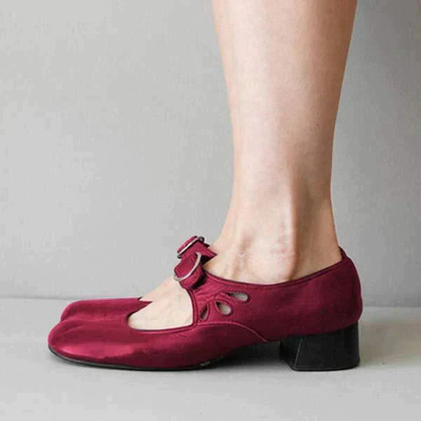 Scarpe rosse da donna con tacco basso e cinturino, design elegante e moderno, ideali per moda autunnale e look casual chic.