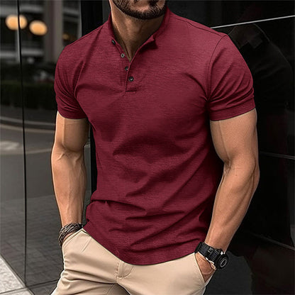 Uomo in polo rossa elegante, maniche corte, abbinata a pantaloni beige. Look casual chic, moda maschile, stile urbano moderno.