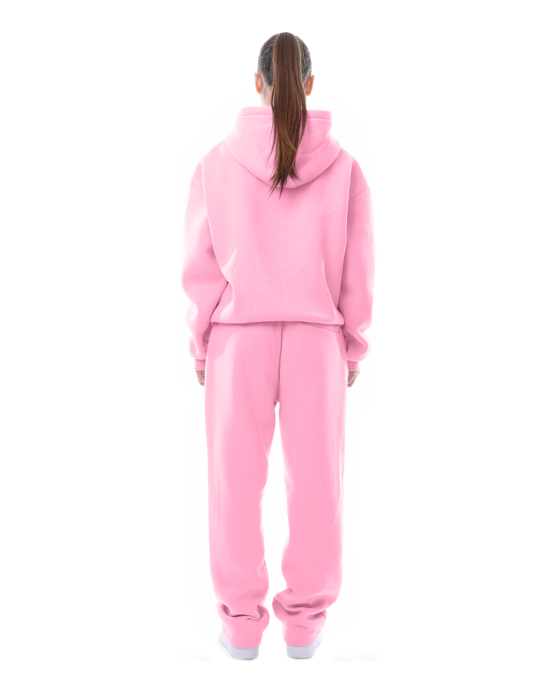 Donna in tuta rosa, vista posteriore. Abbigliamento sportivo casual, felpa con cappuccio e pantaloni, moda streetwear femminile.