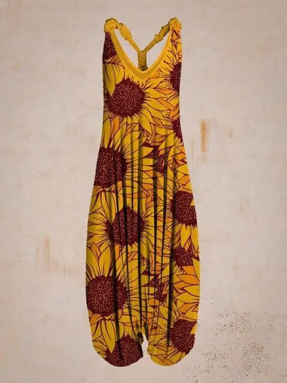 Abito lungo giallo con stampa di girasoli rossi su sfondo beige. Vestito estivo floreale, moda donna, stile casual elegante.