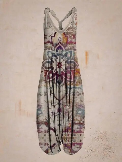 Tuta boho chic con stampa mandala multicolore su sfondo beige, stile etnico, moda estiva, abbigliamento casual donna.