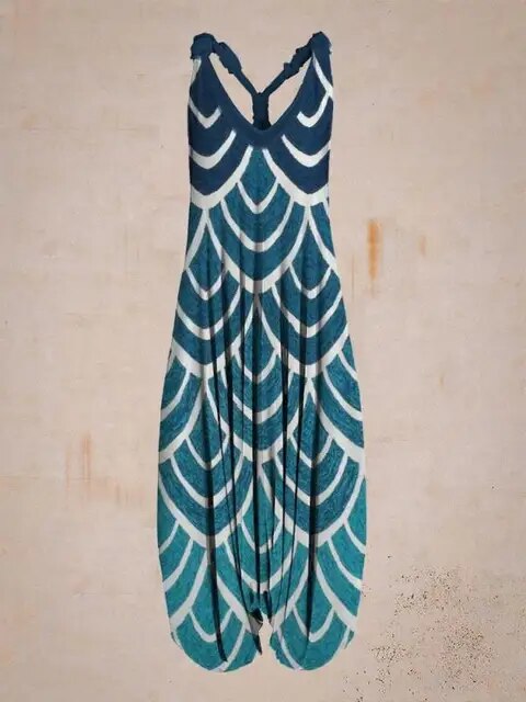 Abito lungo blu con motivo a onde bianche su sfondo beige. Vestito estivo elegante, design moderno, moda femminile, tessuto leggero.