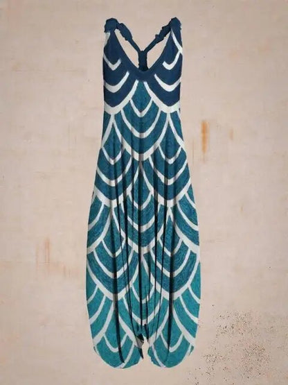 Abito lungo blu con motivo a onde bianche su sfondo beige. Vestito estivo elegante, design moderno, moda femminile, tessuto leggero.