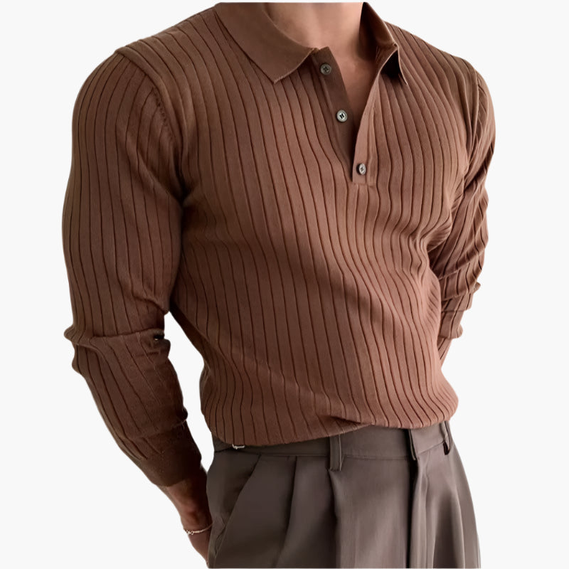 Maglia marrone a coste con colletto e bottoni, indossata da uomo. Stile elegante e casual, perfetta per moda autunnale e abbigliamento maschile.