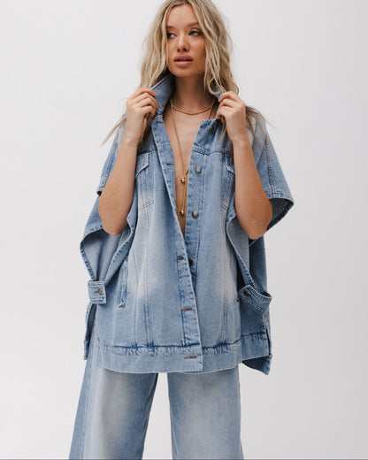 Donna con giacca di jeans oversize e pantaloni abbinati, stile casual chic. Moda denim, tendenze abbigliamento 2023, look moderno e rilassato.