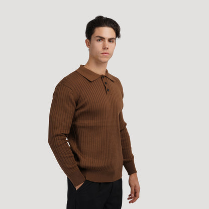 Maglione marrone a coste con colletto, indossato da un uomo su sfondo grigio chiaro. Moda maschile elegante, abbigliamento autunnale casual.