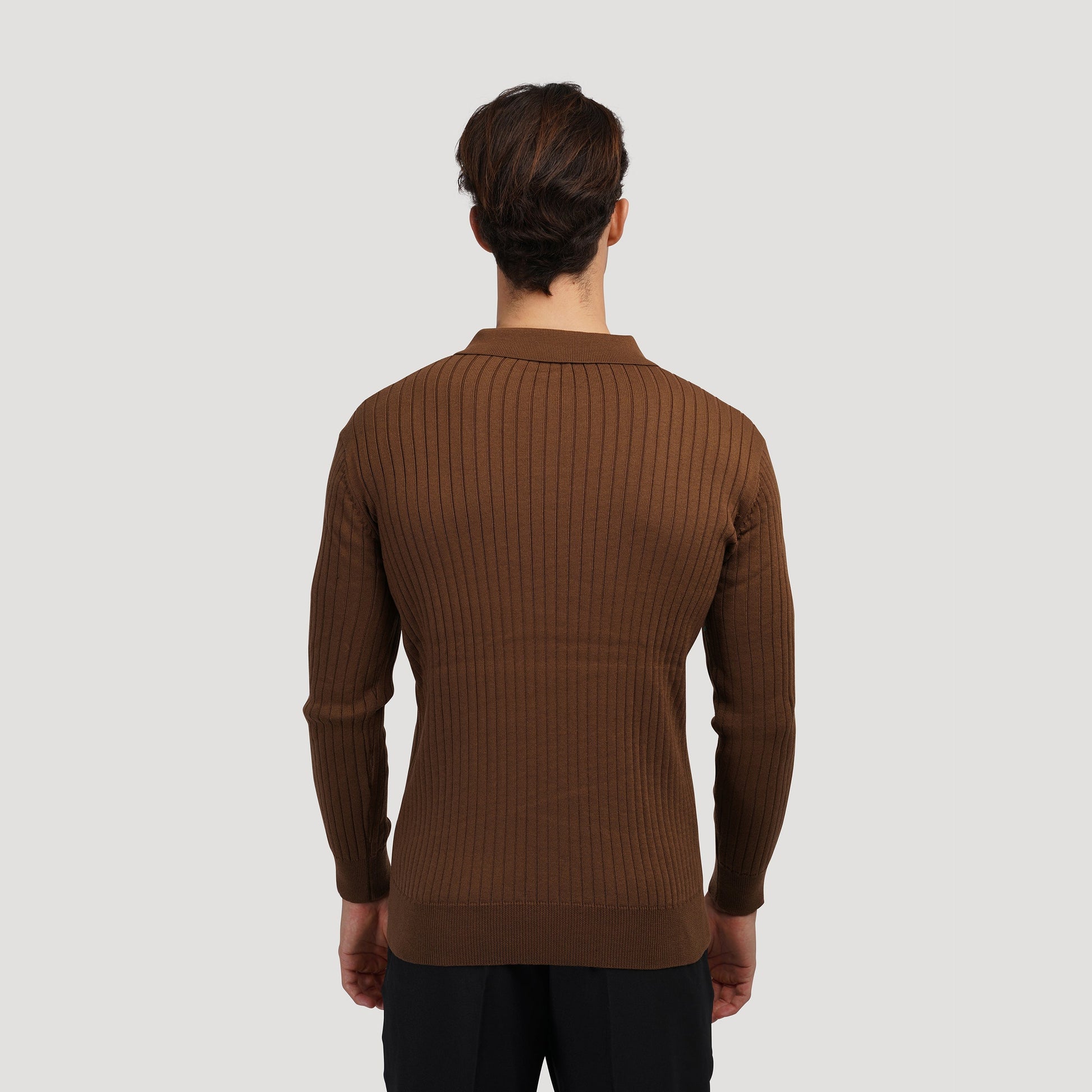 Maglione marrone a coste da uomo visto da dietro, design elegante e moderno, ideale per moda autunno inverno, abbigliamento casual maschile.