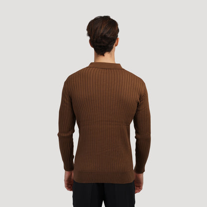 Maglione marrone a coste da uomo visto da dietro, design elegante e moderno, ideale per moda autunno inverno, abbigliamento casual maschile.