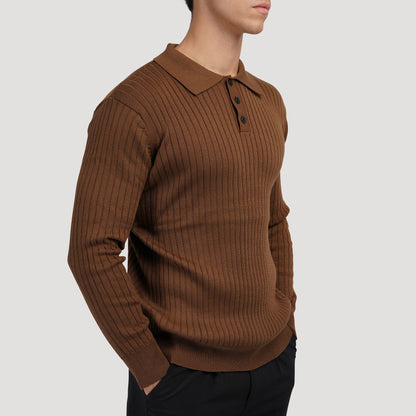 Maglione marrone a coste con colletto e bottoni, indossato da uomo. Moda autunnale elegante, abbigliamento casual maschile.