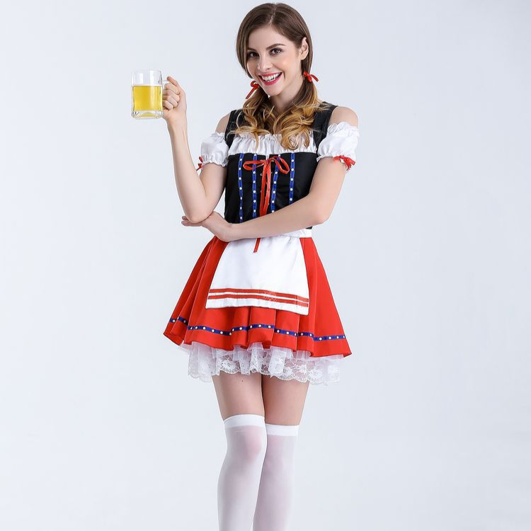 Donna in costume tradizionale bavarese con boccale di birra, abito rosso e bianco, calze bianche. Oktoberfest, festa della birra, abbigliamento tipico.