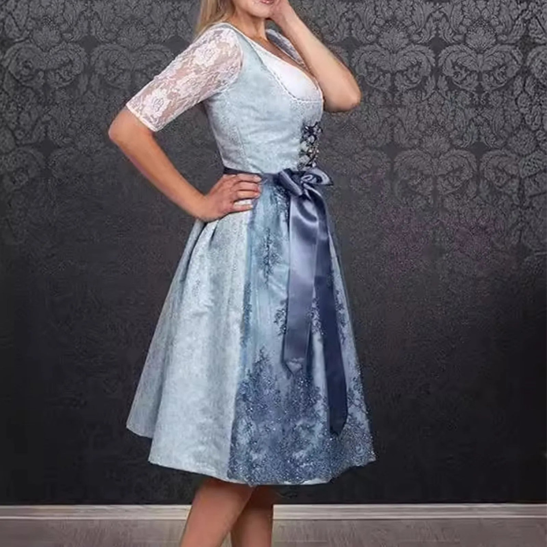 Donna in abito tradizionale bavarese Dirndl blu con dettagli in pizzo e fiocco, sfondo decorativo scuro. Moda tradizionale tedesca elegante.