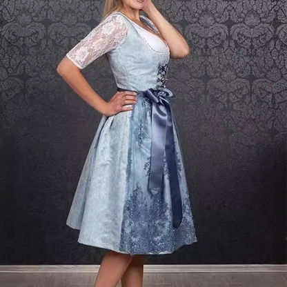 Donna in abito tradizionale bavarese Dirndl blu con dettagli in pizzo e fiocco, sfondo decorativo scuro. Moda tradizionale tedesca elegante.