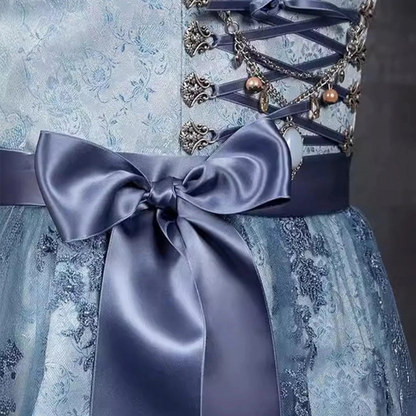 Corsetto blu in pizzo con dettagli in raso e fiocco decorativo, ornamenti metallici e perle. Elegante abito da sera, moda femminile.