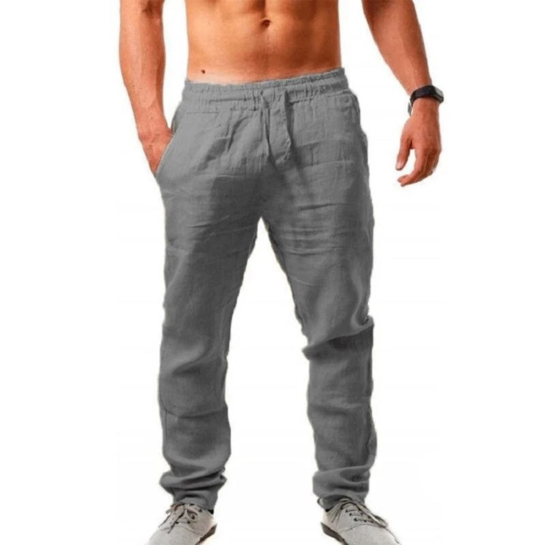 Pantaloni uomo in lino grigio, stile casual, con tasche laterali. Ideali per look estivo, abbinati a scarpe sportive.
