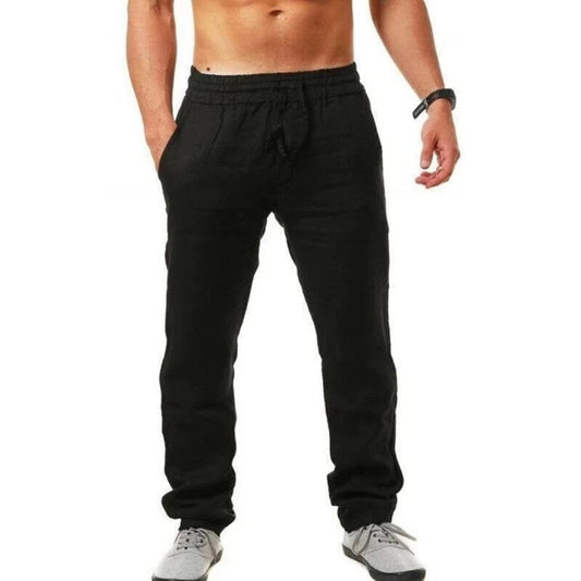 Pantaloni neri da uomo in cotone, stile casual, con elastico in vita. Ideali per sport e tempo libero. Indossati con scarpe sportive grigie.