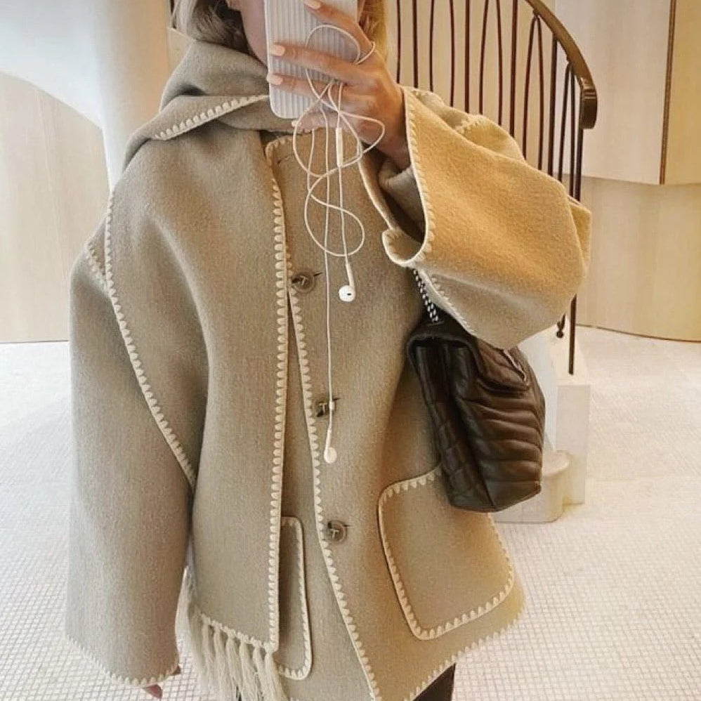 Cappotto Lungo Invernale da Donna con Sciarpa Integrata e Chiusura a Bottoni