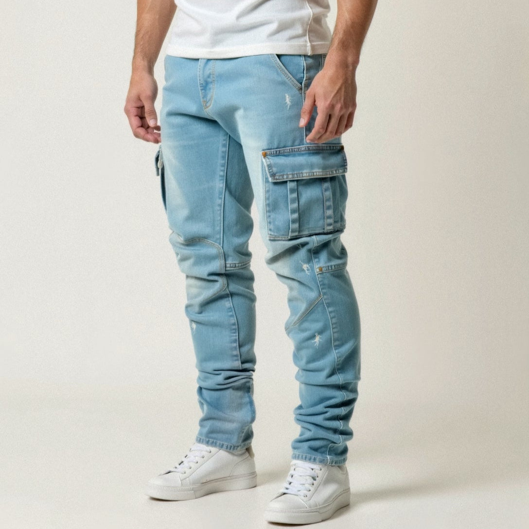 Jeans cargo uomo azzurri con tasche laterali, indossati con sneakers bianche e maglietta bianca. Stile casual moderno, moda maschile.