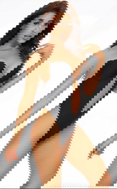 Immagine glitchata con bande orizzontali colorate, effetto distorsione digitale. Arte astratta, colori vivaci, errore visivo, estetica moderna.
