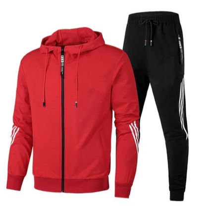 Tuta sportiva uomo, giacca rossa con cappuccio e pantaloni neri, strisce bianche, abbigliamento casual, moda fitness, stile moderno.