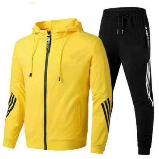 Tuta sportiva uomo, giacca gialla con cappuccio e pantaloni neri, design a righe, abbigliamento casual, moda fitness, stile moderno.