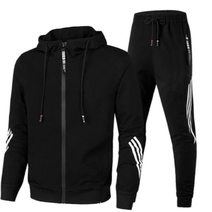 Tuta sportiva nera da uomo con cappuccio e pantaloni, dettagli a righe bianche sulle maniche e gambe, ideale per allenamento e tempo libero.