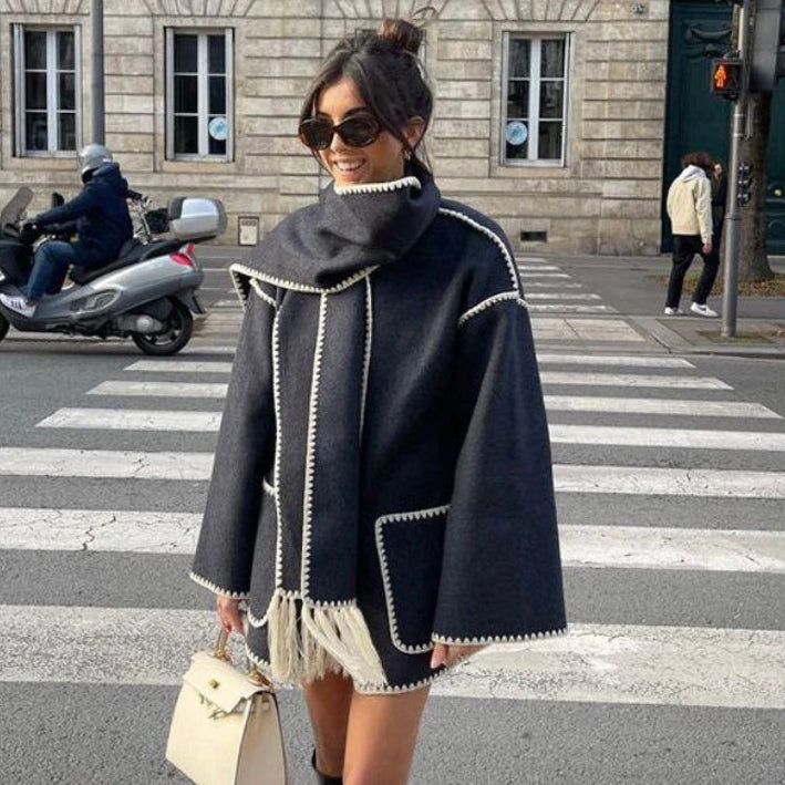 Cappotto Lungo Invernale da Donna con Sciarpa Integrata e Chiusura a Bottoni