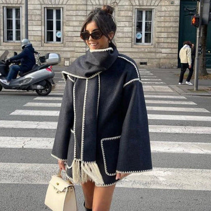 Cappotto Lungo Invernale da Donna con Sciarpa Integrata e Chiusura a Bottoni