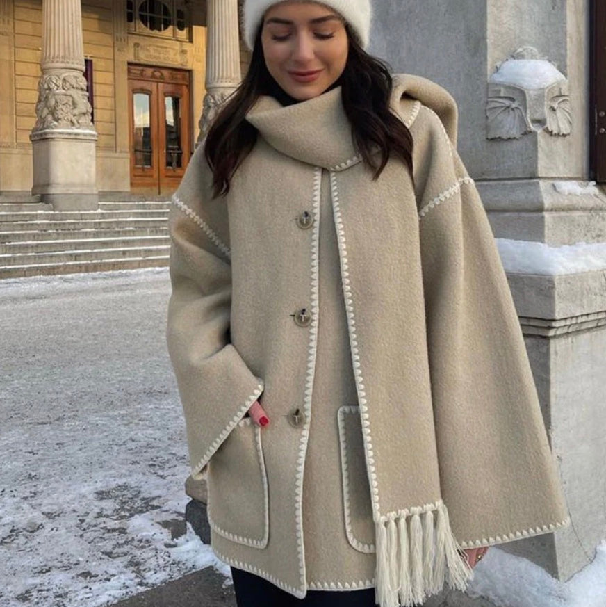 Cappotto Lungo Invernale da Donna con Sciarpa Integrata e Chiusura a Bottoni