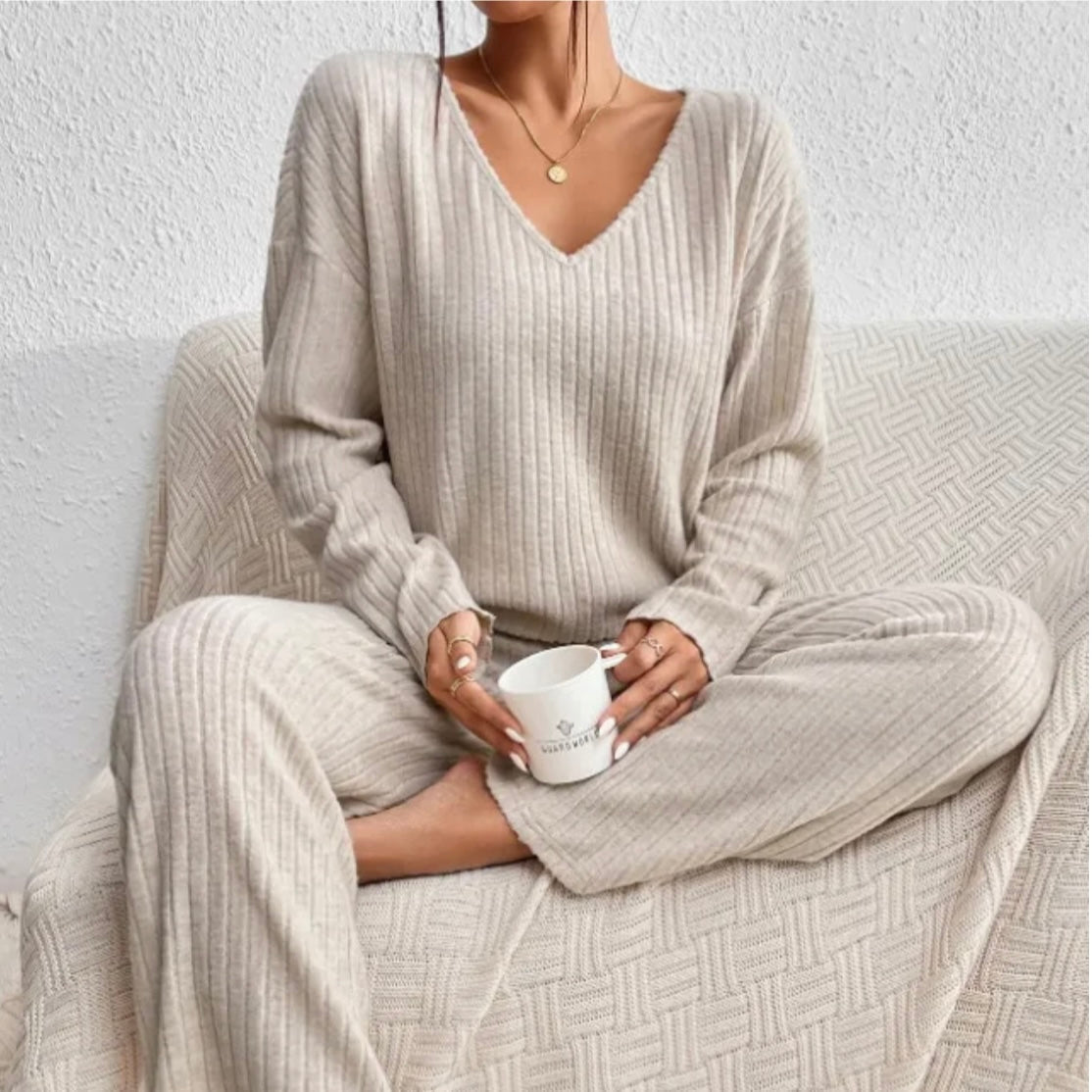 Komplet loungewear til kvinder med V-hals sweater og bukser med lige ben