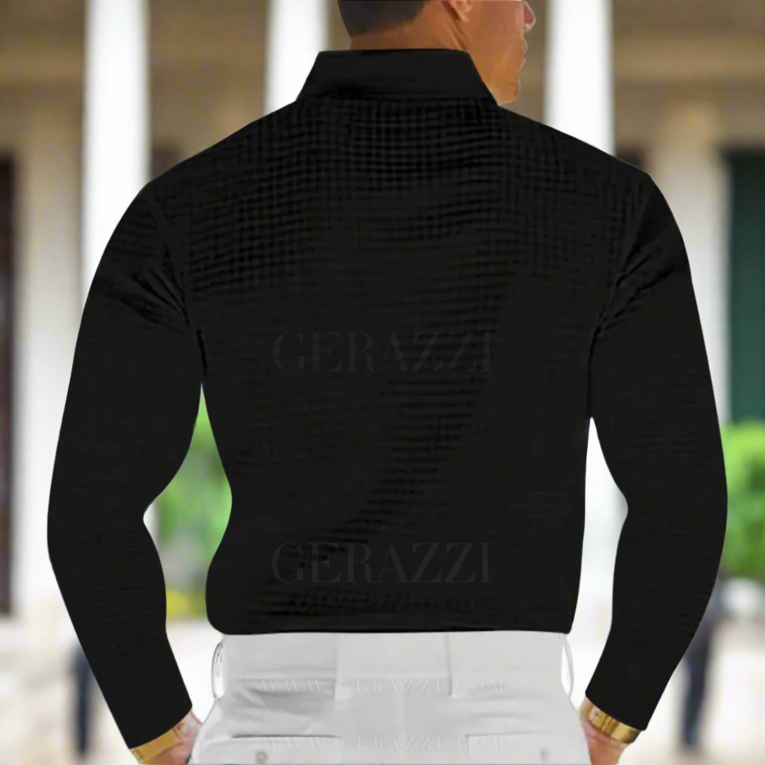 Camicia nera elegante da uomo, maniche lunghe, indossata con pantaloni bianchi. Moda maschile, abbigliamento formale, stile sofisticato.