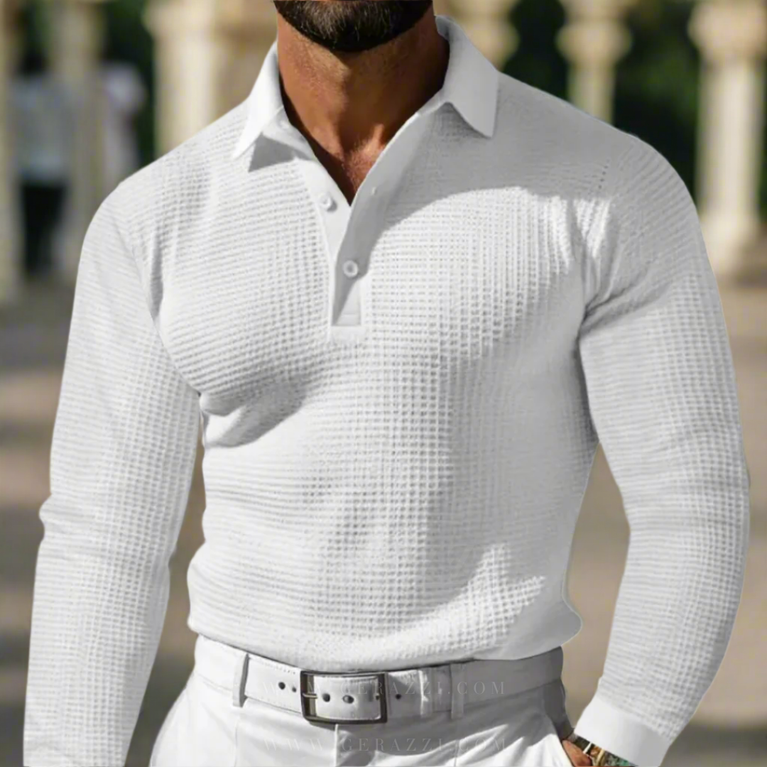 Uomo in camicia bianca a maniche lunghe, tessuto a trama waffle, in posa all'aperto. Eleganza maschile, moda casual, stile sofisticato.