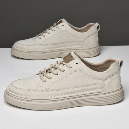 Scarpe da ginnastica beige in pelle scamosciata, design moderno con suola spessa, lacci tono su tono, ideali per look casual e alla moda.